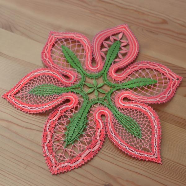 565 Klöppelbrief Blütendeckchen "Ritterstern"